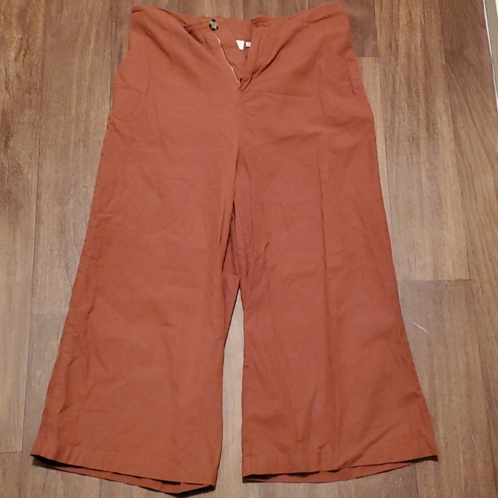 Womens bell bottom pants or carpis